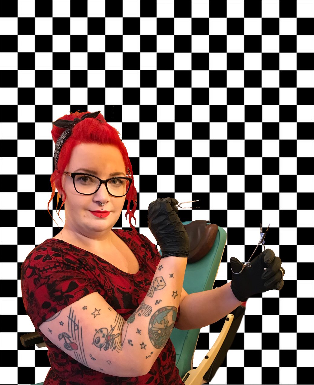 Marie, Piercerin bei Miss Mary's, mit Handschuhen und Piercing-Zange